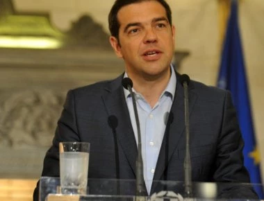 Στο Λονδίνο ο Τσίπρας - Στην ατζέντα συναντήσεις με Μέι και Κόρμπιν